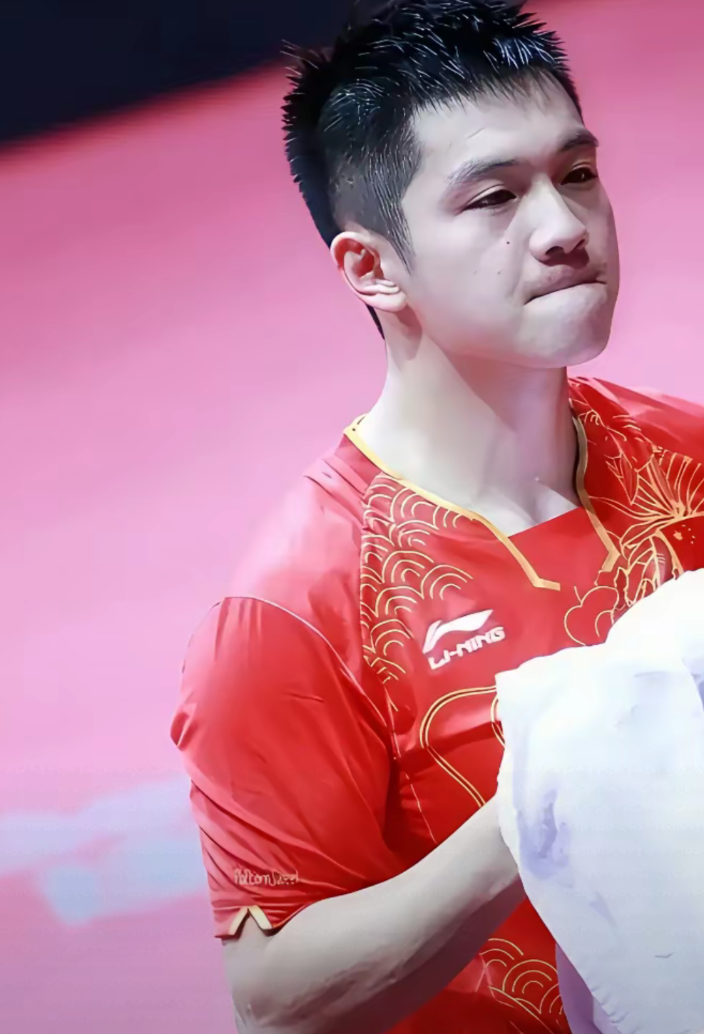 羽毛球锦标赛焦点战：三湘麒麟队翻盘瓯越旋风队，外线火力全开。节奏掌控在手